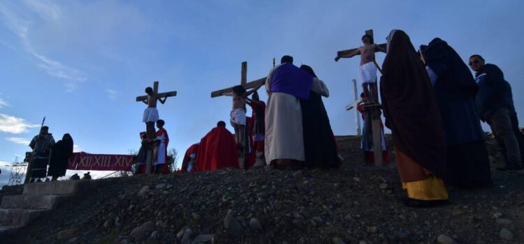 Fieles en Bolivia conmemoran la pasión de Jesús con tradiciones y oración