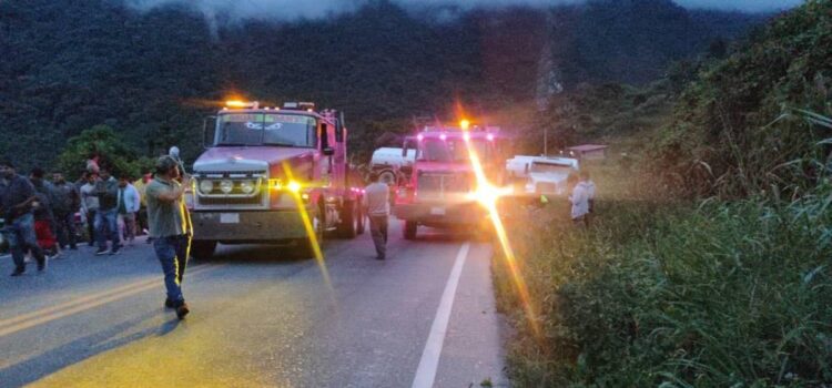 ABC informa que dos grúas retiran carro cisterna volcado en carretera