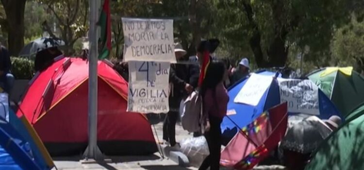 Seguidores de Yahuasi mantienen vigilia tras renuncia de NGP al balotaje