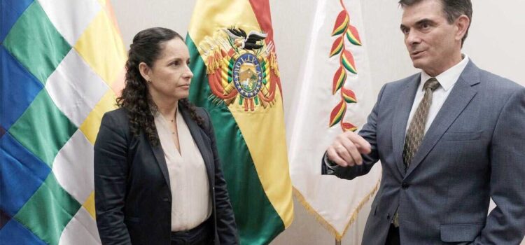 Rodrigo Paz posesiona a Claudia Cronenbold y ordena producir gasolina nacional