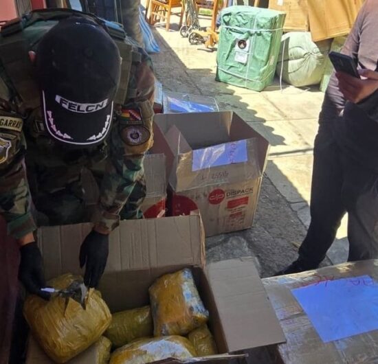 FELCN secuestra 300 kilos de droga y detiene a dos policías corruptos