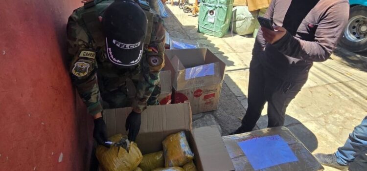 FELCN secuestra 300 kilos de droga y detiene a dos policías corruptos