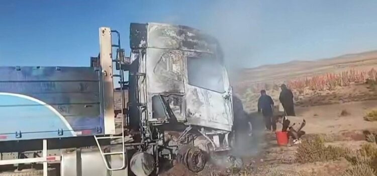 Choque entre tráiler y vagoneta deja varios heridos y un vehículo en llamas