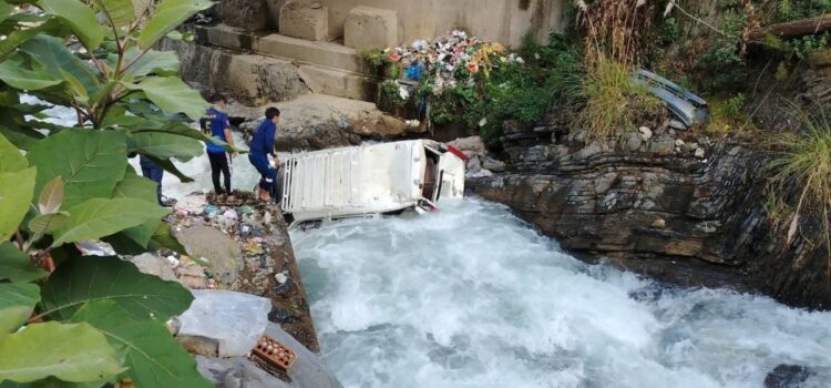 Un minibús cae al río en Quime y una bebé sigue desaparecida