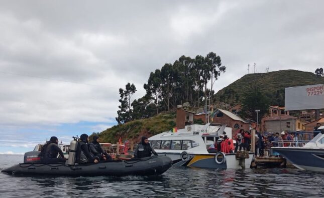 La Armada Boliviana atiende a más de 2.000 peregrinos en Copacabana