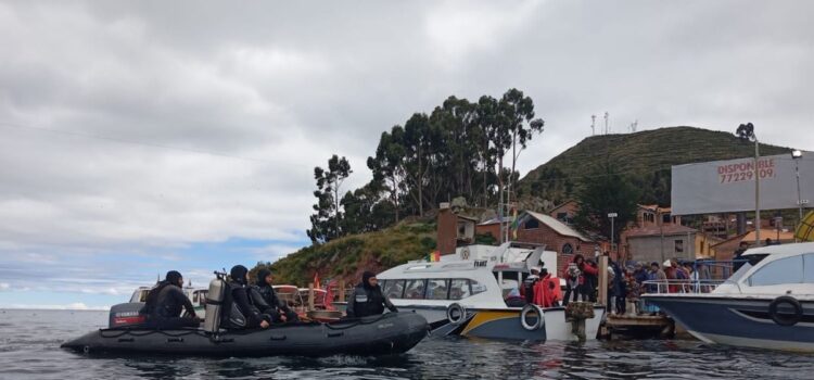 La Armada Boliviana atiende a más de 2.000 peregrinos en Copacabana