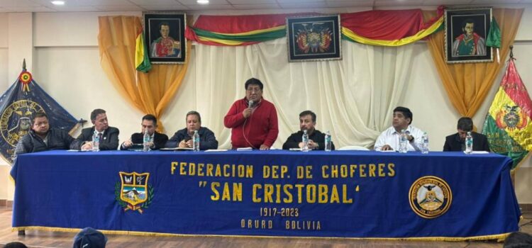 Gobierno se reúne con transportistas de Oruro por paro indefinido