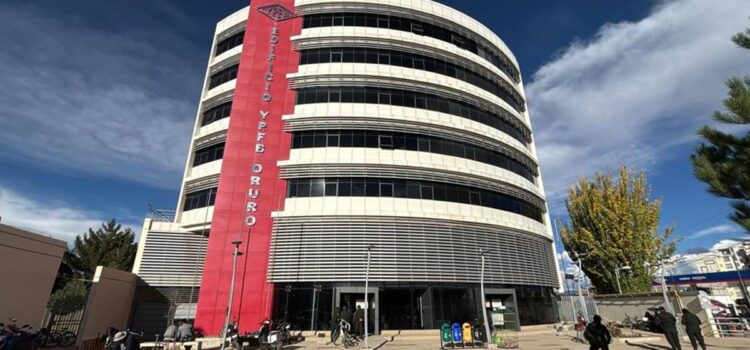 Transportistas y Gobierno retoman diálogo tras pruebas de gasolina en Oruro