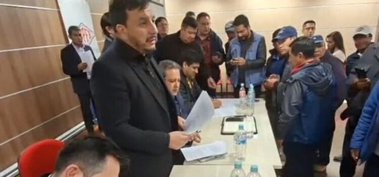 El ministro de Hidrocarburos firma 11 compromisos con choferes en Oruro