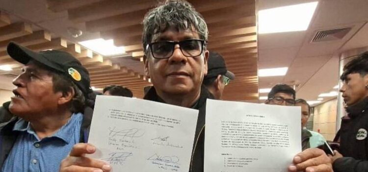 Gobierno y transportistas acuerdan mejoras y levantan paro en Oruro