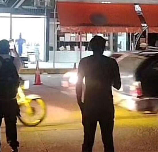 Bomberos combaten incendio en negocio cercano a feria de Barrio Lindo