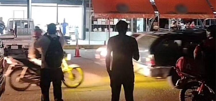 Bomberos combaten incendio en negocio cercano a feria de Barrio Lindo