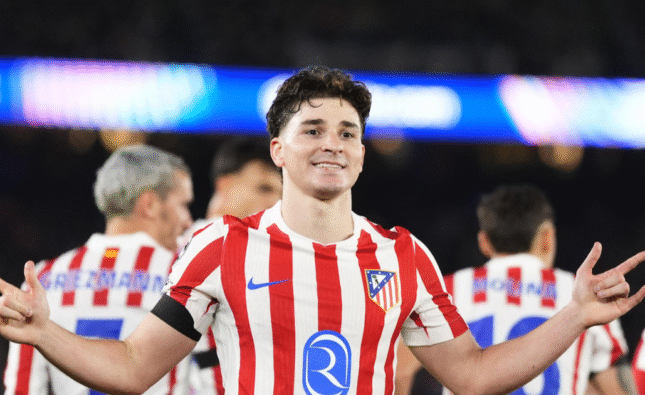 Atlético gana en Barcelona con goles de Álvarez y Soloth pese a expulsión