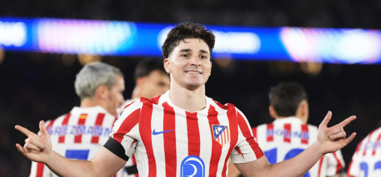 Atlético gana en Barcelona con goles de Álvarez y Soloth pese a expulsión