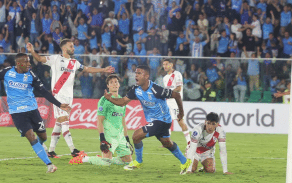 Blooming empata con River Plate pese a jugar con un hombre más
