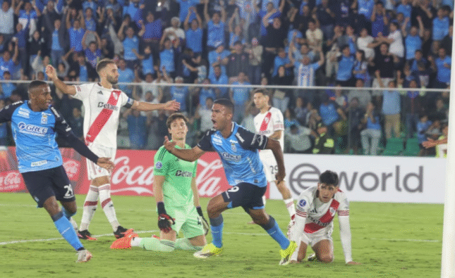 Blooming empata con River Plate pese a jugar con un hombre más