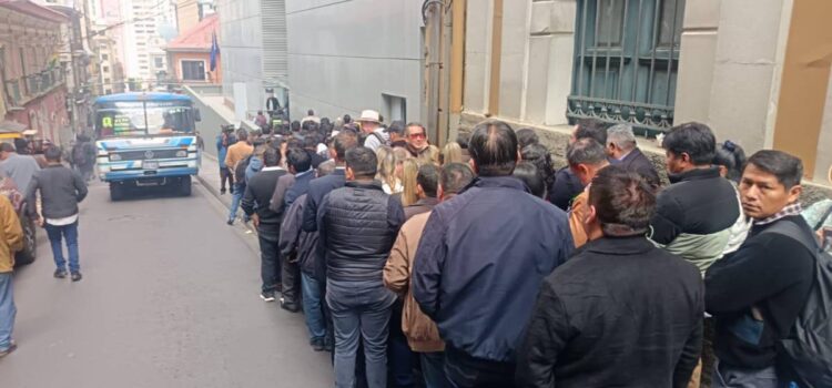 Alcaldes electos se reúnen con presidente Paz en Casa Grande del Pueblo