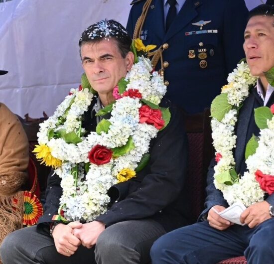 Rodrigo Paz enfrenta críticas y anuncia construcción de 12 puentes en Achacachi