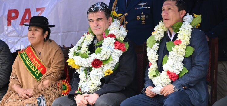 Rodrigo Paz enfrenta críticas y anuncia construcción de 12 puentes en Achacachi