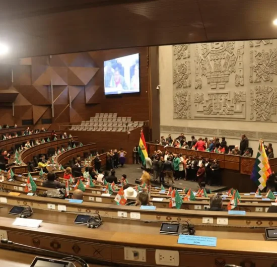 Analistas critican baja productividad y altos sueldos de parlamentarios