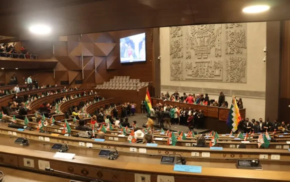 Analistas critican baja productividad y altos sueldos de parlamentarios