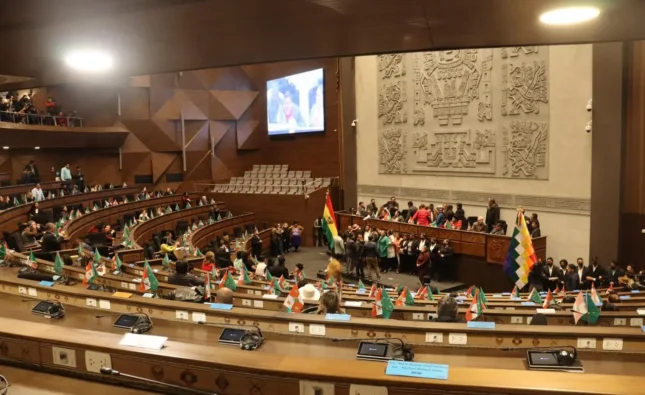 Analistas critican baja productividad y altos sueldos de parlamentarios