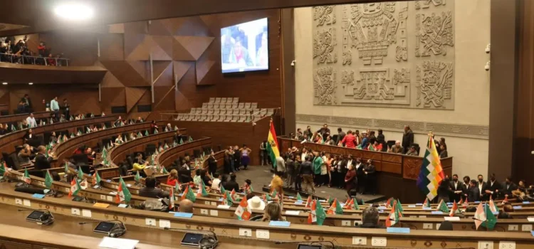 Analistas critican baja productividad y altos sueldos de parlamentarios