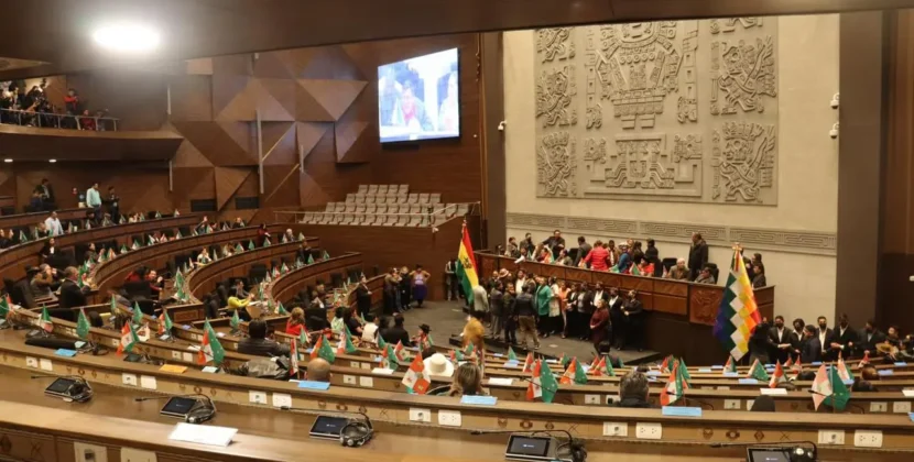 Analistas critican baja productividad y altos sueldos de parlamentarios