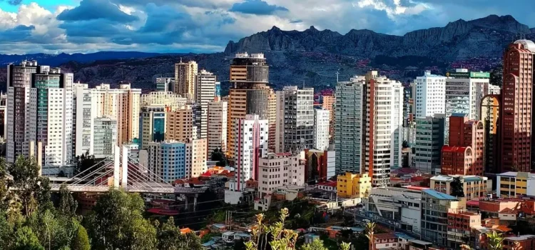 Granizo causa accidente y calles cubiertas en La Paz este viernes