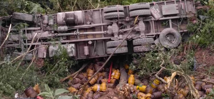 Camión con garrafas de gas se embarranca en Yungas y bloquea vía