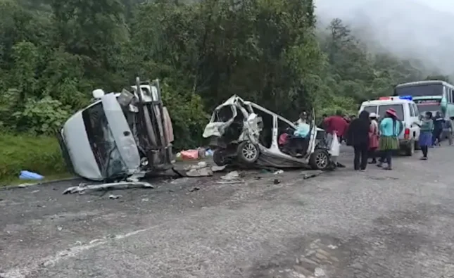 Choque en cadena en carretera Cochabamba-Santa Cruz causa un fallecido