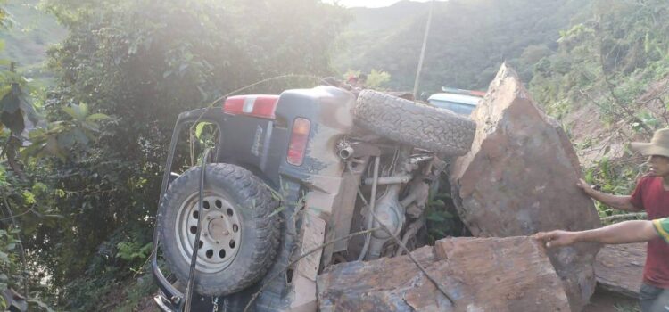 Deslizamiento arrastra vehículo en La Paz y deja herido al conductor, trasladado a hospital de Guanay