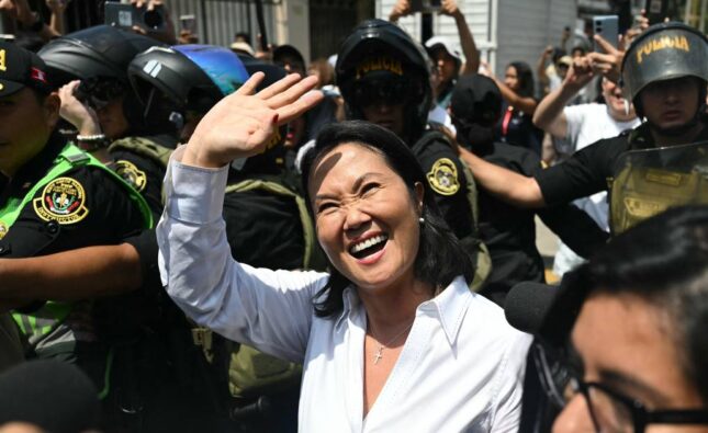 Funcionario electoral detenido por demoras en entrega de materiales que dejaron sin votar a miles en Lima