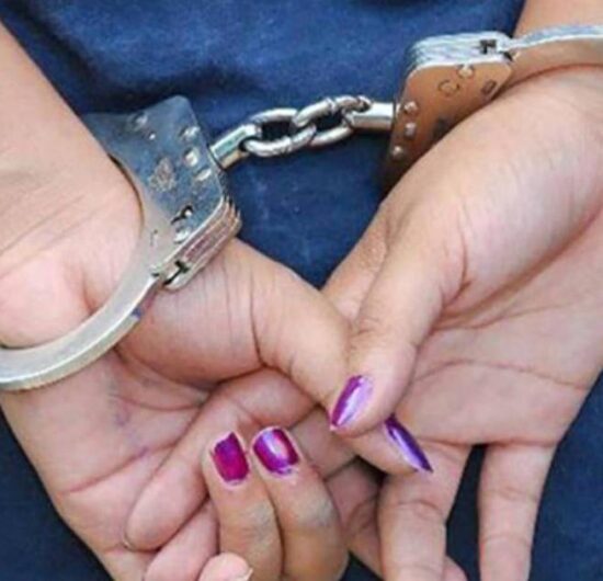 Policía captura en La Paz a mujer con condena de 30 años por asesinato de un militar en 2006