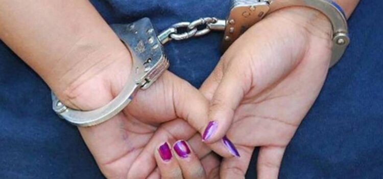 Policía captura en La Paz a mujer con condena de 30 años por asesinato de un militar en 2006