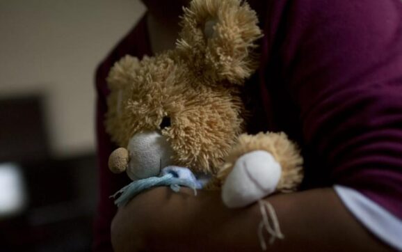 Justicia ordena detención preventiva en Obrajes para mujer acusada de maltratar a niños en centro de acogida