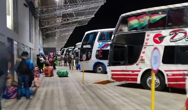 Terminal de El Alto suspende viajes a Cochabamba y Santa Cruz por bloqueo en puente de Parotani