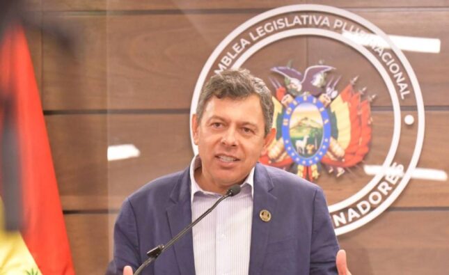 Presidente del Senado, Diego Ávila, sufre descompensación en acto por aniversario de Tarija y queda bajo evaluación médica