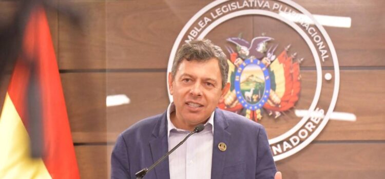 Presidente del Senado, Diego Ávila, sufre descompensación en acto por aniversario de Tarija y queda bajo evaluación médica
