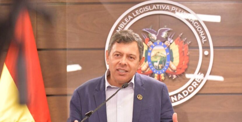 Presidente del Senado, Diego Ávila, sufre descompensación en acto por aniversario de Tarija y queda bajo evaluación médica