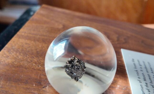 UMSA custodia fragmento de la Luna y bandera boliviana, símbolos del vínculo del país con las misiones Apolo.