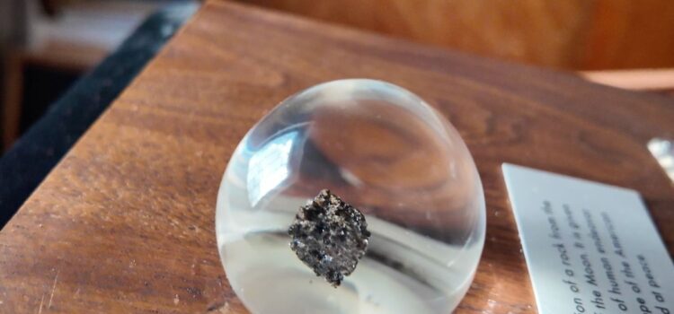 UMSA custodia fragmento de la Luna y bandera boliviana, símbolos del vínculo del país con las misiones Apolo.