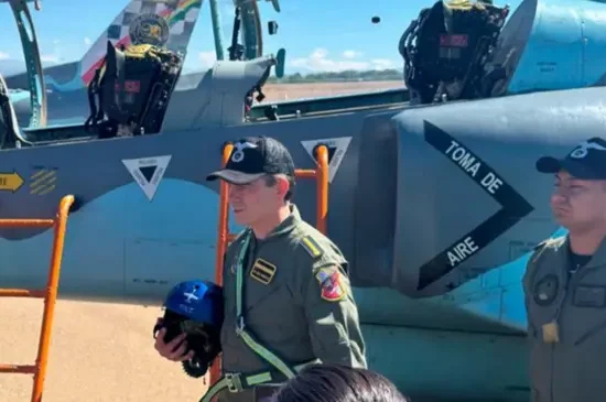 Presidente Paz realiza primer vuelo en caza K-8 y destaca integración con la ciudadanía