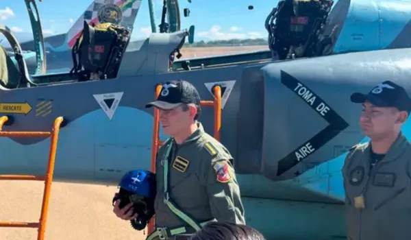 Presidente Paz realiza primer vuelo en caza K-8 y destaca integración con la ciudadanía