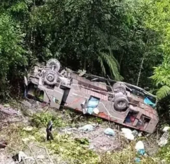 Seis muertos y 19 heridos tras caída de bus en barranco de 80 metros en ruta a Apolo