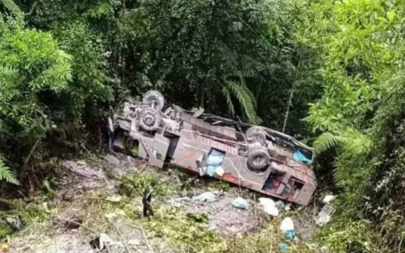 Seis muertos y 19 heridos tras caída de bus en barranco de 80 metros en ruta a Apolo