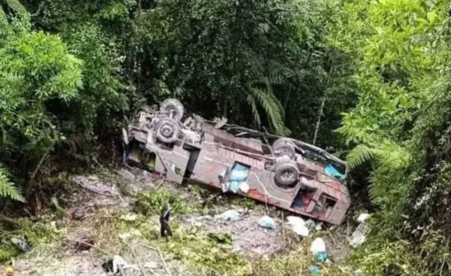 Seis muertos y 19 heridos tras caída de bus en barranco de 80 metros en ruta a Apolo