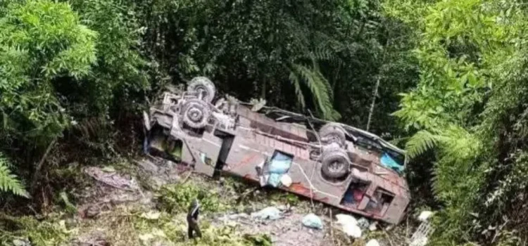 Seis muertos y 19 heridos tras caída de bus en barranco de 80 metros en ruta a Apolo