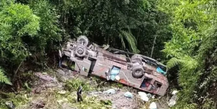 Seis muertos y 19 heridos tras caída de bus en barranco de 80 metros en ruta a Apolo