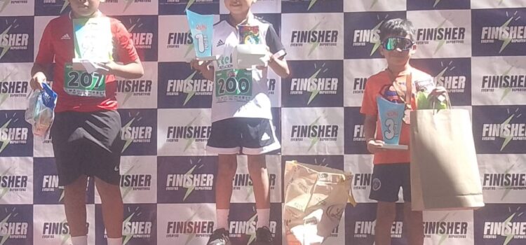 Niños de 5 a 13 años compiten en carrera por el Día del Niño en complejo García Agreda